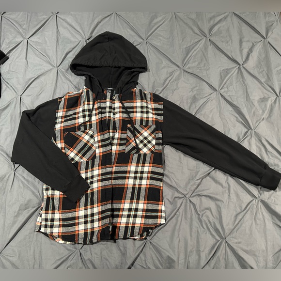 Button up flannel - Picture 2 of 4